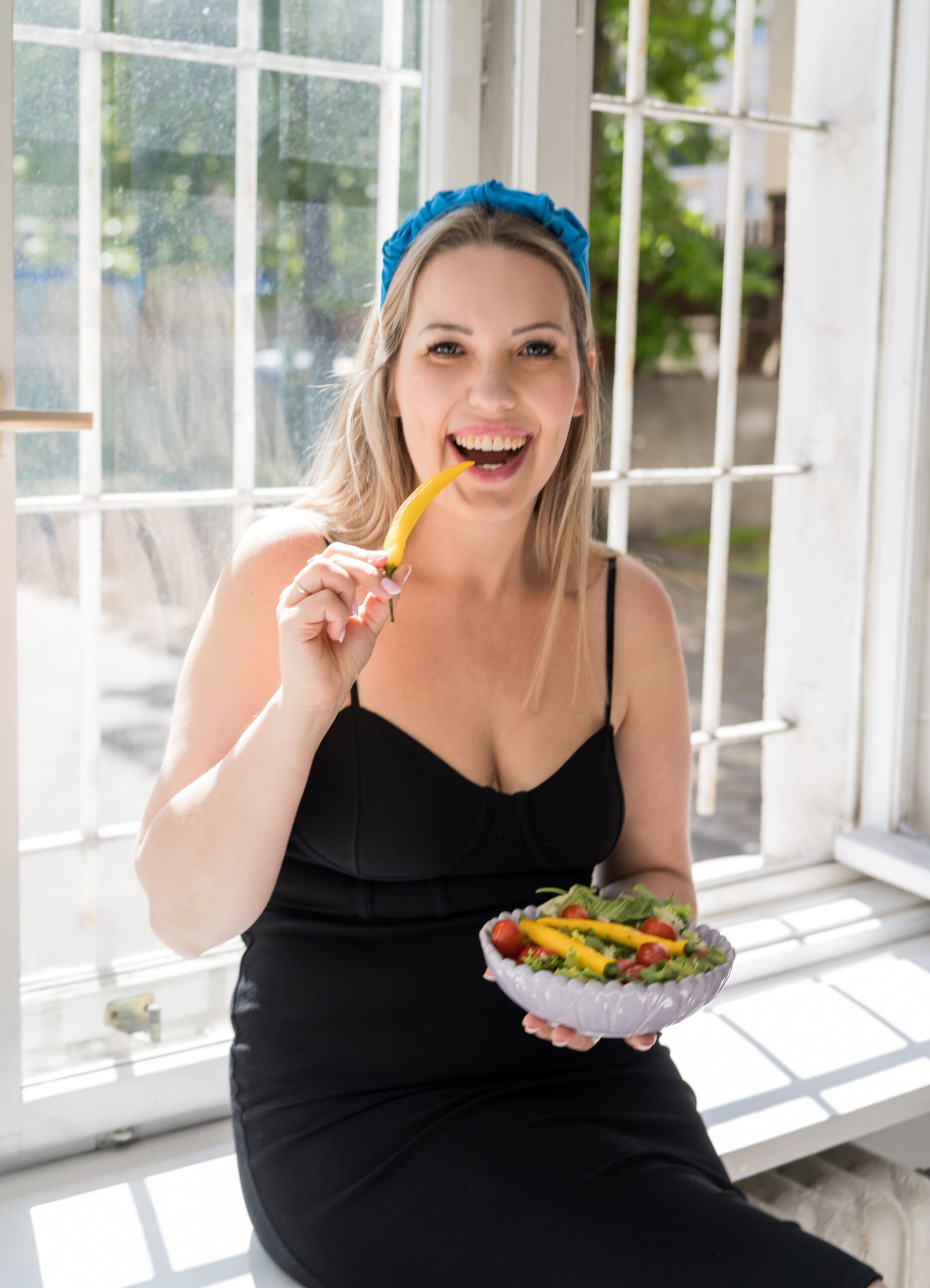 Kobieta jedząca paprykę.